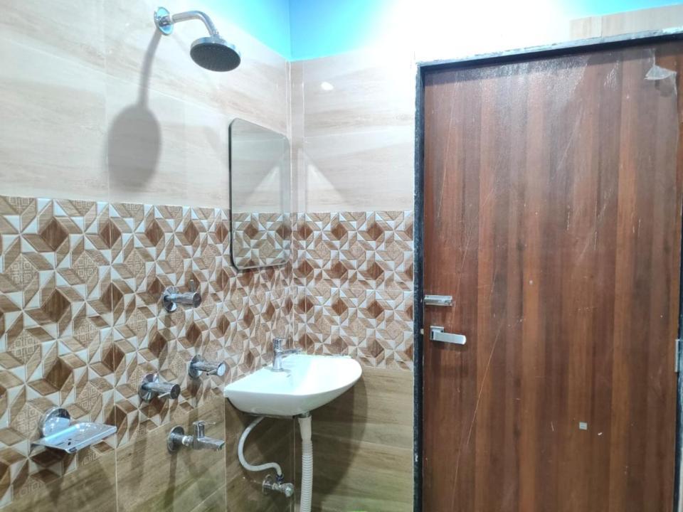 Hotel Vaishnavi Near Baba Dham Temple Деогарх Экстерьер фото