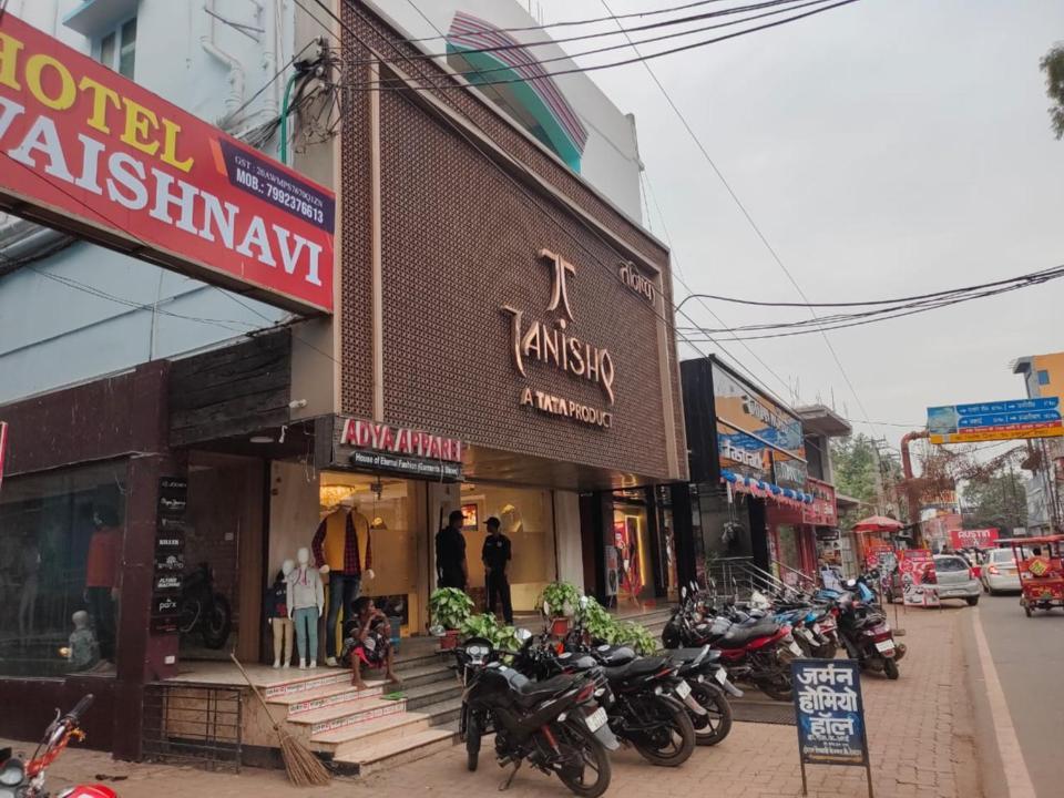 Hotel Vaishnavi Near Baba Dham Temple Деогарх Экстерьер фото