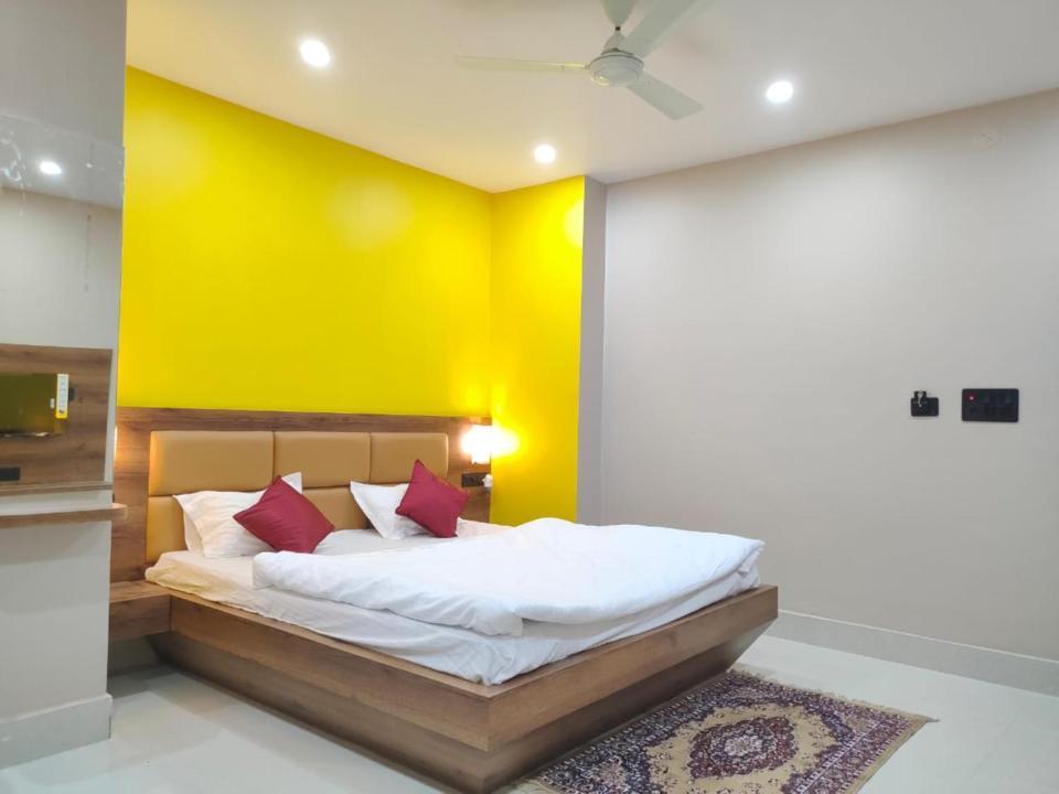 Hotel Vaishnavi Near Baba Dham Temple Деогарх Экстерьер фото