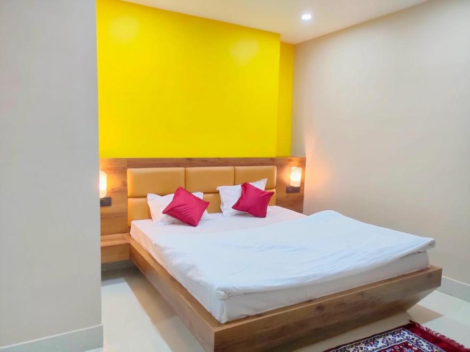 Hotel Vaishnavi Near Baba Dham Temple Деогарх Экстерьер фото