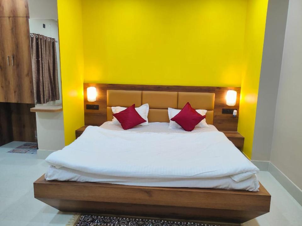 Hotel Vaishnavi Near Baba Dham Temple Деогарх Экстерьер фото