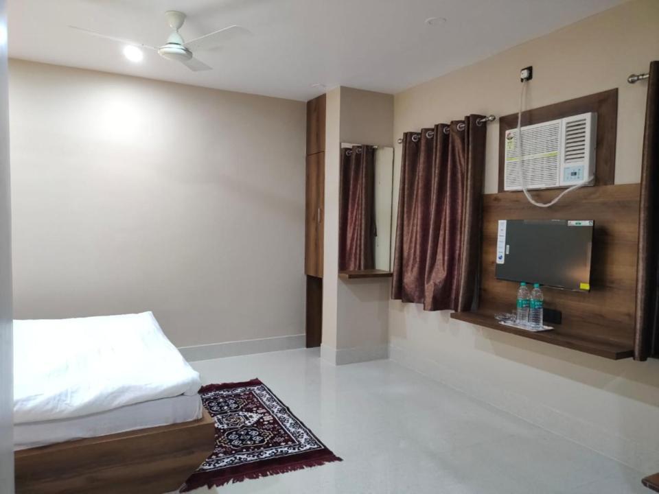 Hotel Vaishnavi Near Baba Dham Temple Деогарх Экстерьер фото