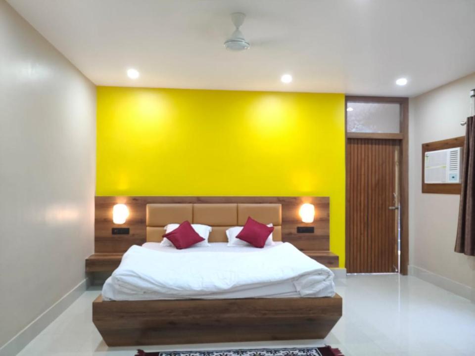 Hotel Vaishnavi Near Baba Dham Temple Деогарх Экстерьер фото