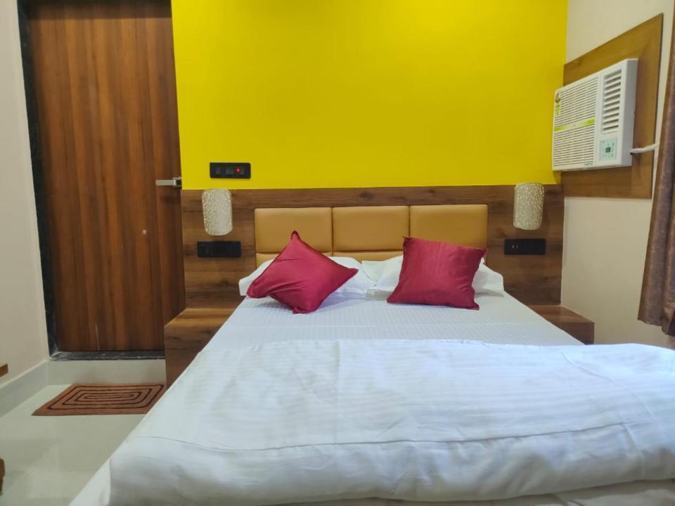 Hotel Vaishnavi Near Baba Dham Temple Деогарх Экстерьер фото